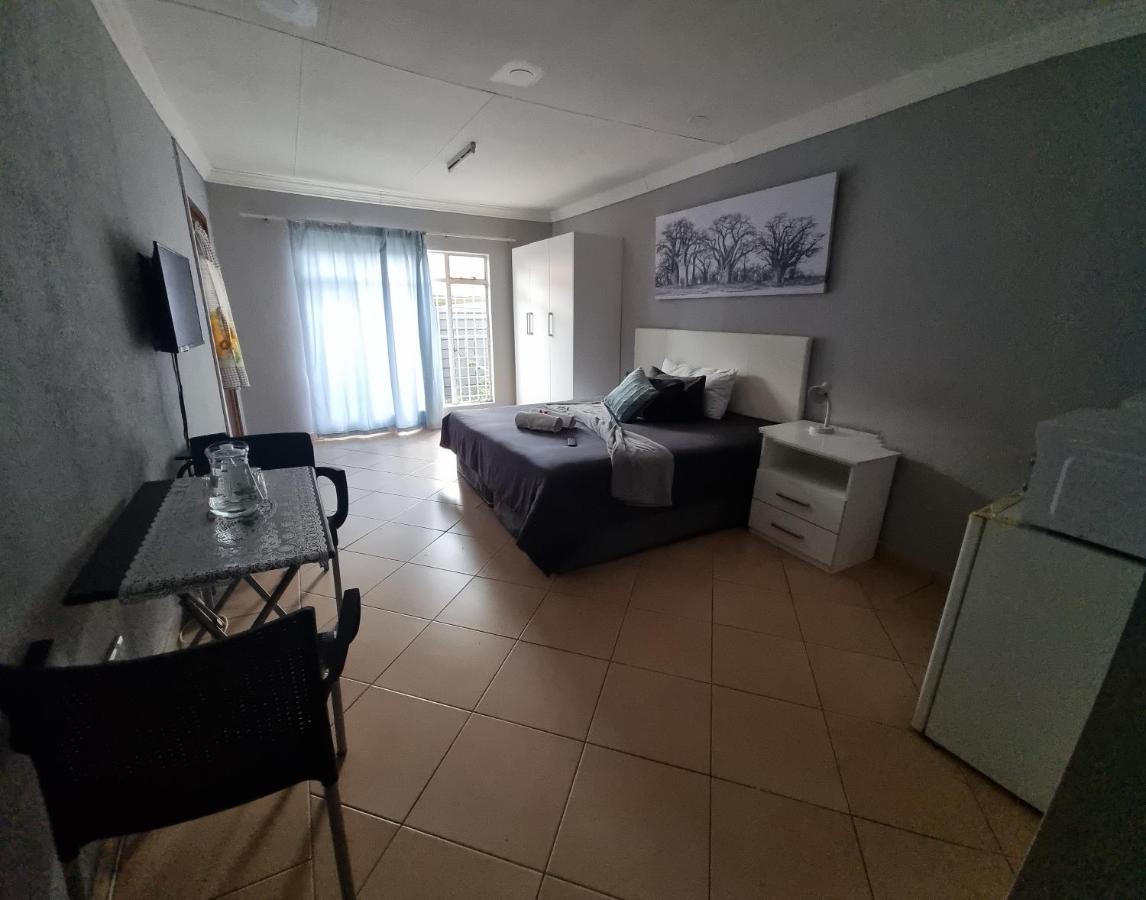 Stay At Home Airport Lodge Kempton Park Exterior photo