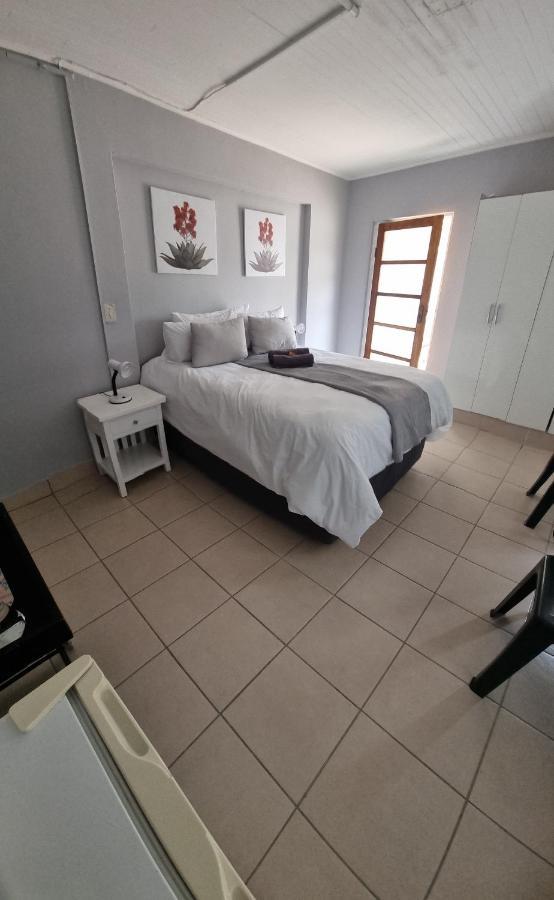Stay At Home Airport Lodge Kempton Park Exterior photo