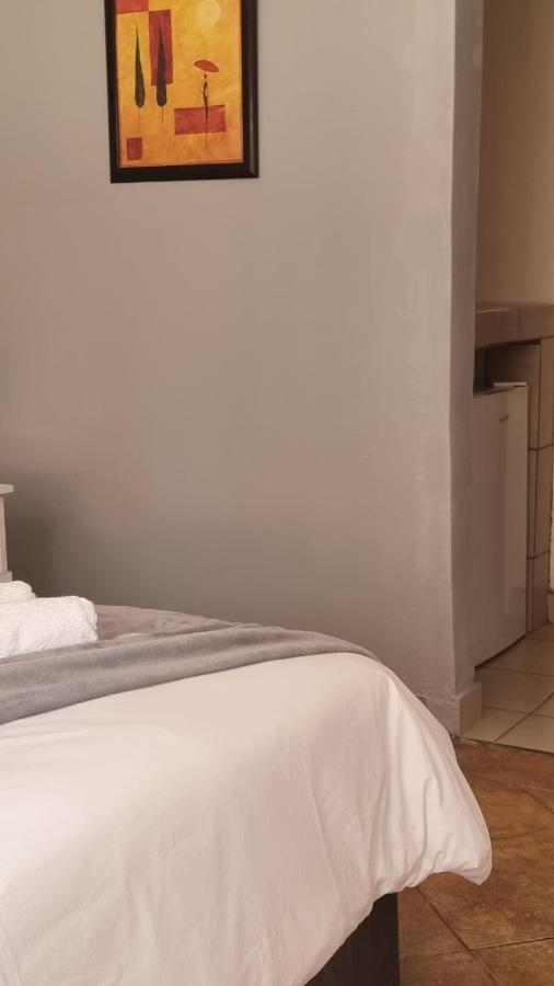 Stay At Home Airport Lodge Kempton Park Exterior photo